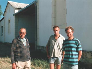 Namibia'97: Im Gespräch mit Br. Stommel vor der Kirche