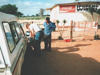 Namibia'97: Reifenwechsel an Agnes kleinem Laden