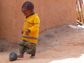 Fußballspielender Junge in Luwawa